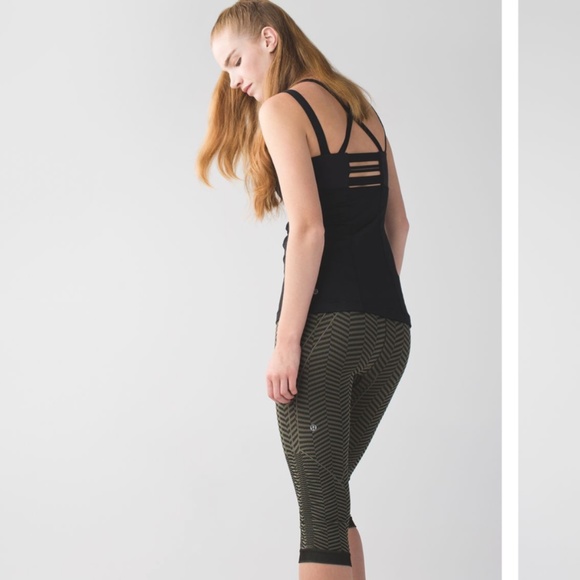 Lululemon In THe Flow Crops - Picture 3 of 11